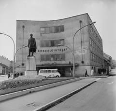 Hungary, Kaposvár, Petőfi tér, szemben a Rendelőintézet, balra a Telepi utca, jobbra az Irányi Dániel utca. Petőfi Sándor szobor (Ispánki József, 1954.)., 1969, Bojár Sándor, Fortepan #178060