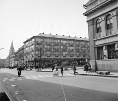 Hungary, Kaposvár, Fő utca a Kossuth Lajos utca kereszteződésénél, jobbra az Európa Park (Latinka Sándor tér)., 1969, Bojár Sándor, crosswalk, Fortepan #178063