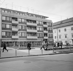 Hungary, Zalaegerszeg, Kossuth Lajos (Hamburger Jenő) tér, balra a "Pontház", előtte Hamburger Jenő mellszobra (Majthényi Károly, 1956.)., 1969, Bojár Sándor, Fortepan #178068