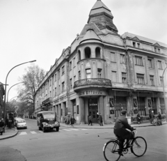 Hungary, Kaposvár, Széchenyi tér, Béke hotel és étterem (egykor Kaposvári Nagyszálló, ma Dorottya Hotel) a Fő utca felől nézve., 1969, Bojár Sándor, bicycle, crosswalk, Fortepan #178074