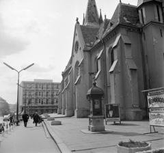 Hungary, Kaposvár, Kossuth tér, jobbra a Nagyboldogasszony-templom (később székesegyház)., 1969, Bojár Sándor, Fortepan #178084