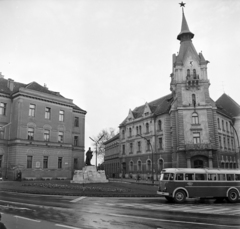 Hungary, Kaposvár, Kossuth tér, balra Kossuth Lajos szobra (Kopits János, 1911.), jobbra a Városi Tanács (később Városháza) tornyos épülete., 1969, Bojár Sándor, Fortepan #178085