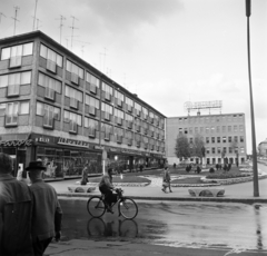 Hungary, Kaposvár, az Európa Park (Latinka Sándor tér) a Fő utcáról nézve, jobbra a Kossuth Lajos utca. Szemben Konyorcsik János alkotása Latinka Sándor szobra., 1969, Bojár Sándor, bicycle, Fortepan #178086