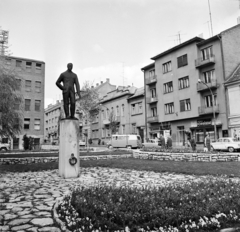 Hungary, Kaposvár, az Európa Park (Latinka Sándor tér) Latinka Sándor szobra (Konyorcsik János, 1962.), jobbra a Kossuth Lajos utca., 1969, Bojár Sándor, Fortepan #178088