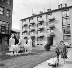 Hungary, Kaposvár, a Kossuth Lajos utca 9. számú épület előtt a Tanácskozó munkások című szobor (Kiss István, 1963.)., 1969, Bojár Sándor, Fortepan #178089