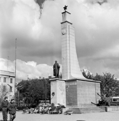 Hungary, Nagykanizsa, Erzsébet (Szabadság) tér, szovjet hősi emlékmű., 1969, Bojár Sándor, tank, sculpture, wreath, Red Star, Fortepan #178093