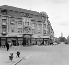 Hungary, Nagykanizsa, Erzsébet (Szabadság) tér, Centrál Hotel. Jobbra a Fő út, távolabb a Deák Ferenc téren a Jézus Szíve-templom., 1969, Bojár Sándor, pastry shop, neon sign, Fortepan #178106