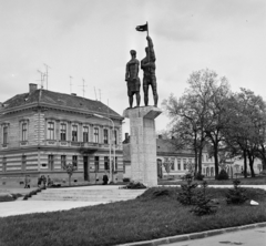 Hungary, Nagykanizsa, Eötvös tér, Tanácsköztársasági emlékmű (Fiatalok a szélben), Kerényi Jenő szobrászművész 1964. november 7-én felavatott műve., 1969, Bojár Sándor, Fortepan #178108