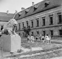 Magyarország, Pápa, Esterházy kastély., 1968, Bojár Sándor, gyerekek, szobor, játék, labda, Fortepan #178114