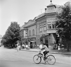 Magyarország, Pápa, Fő tér, balra a távolban az Esterházy kastély részlete látszik., 1968, Bojár Sándor, kerékpár, Fortepan #178115