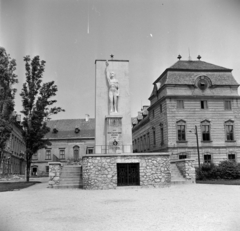 Magyarország, Pápa, Fő tér, az Esterházy-kastély előtt a Devecseri vértanúk emlékműve (Martinelli Jenő, 1951.)., 1968, Bojár Sándor, szobor, emlékmű, Fortepan #178118