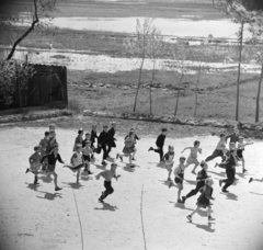 Magyarország, Tiszakécske, Templom tér 3., az általános iskola udvara. Ma Tiszakécskei Református Általános Iskola és Gimnázium., 1963, Bojár Sándor, Fortepan #178126