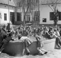 Magyarország, Tiszakécske, Templom tér 3., az általános iskola udvara. Ma Tiszakécskei Református Általános Iskola és Gimnázium., 1963, Bojár Sándor, Fortepan #178127