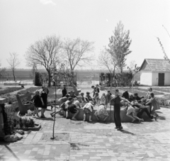 Magyarország, Tiszakécske, Templom tér 3., az általános iskola udvara. Ma Tiszakécskei Református Általános Iskola és Gimnázium., 1963, Bojár Sándor, Fortepan #178128