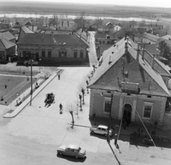 Magyarország, Tiszakécske, kilátás a katolikus templom tornyából a Szent Imre tér felé. Előtérben a Kőrösi utca és a Tanácsháza, ma Polgármesteri Hivatal., 1963, Bojár Sándor, Fortepan #178134