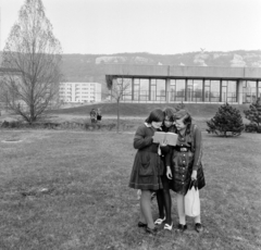 Magyarország, Tatabánya, Fő tér a Győri út felől, szemben a József Attila Megyei és Városi Könyvtár., 1964, Bojár Sándor, emlékmű, Fortepan #178143