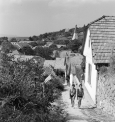 Magyarország, Zebegény, Kálvária utca, szemben a Havas Boldogasszony-templom., 1961, Bojár Sándor, Fortepan #178175