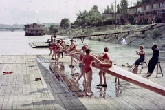 Magyarország, Margitsziget, Budapest, a Vörös Meteor evezősház stégje., 1956, Kotnyek Antal, sport, színes, nők, életkép, kajak, stég, csónakház, kielboot, Fortepan #17818