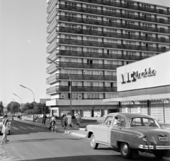 Magyarország, Veszprém, Egyetem (Schönherz Zoltán) utca, szemben a tízemeletes lakóház., 1967, Bojár Sándor, utcakép, lámpaoszlop, automobil, rendszám, bolt, gyalogátkelő, Fortepan #178200