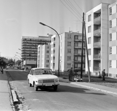 Magyarország, Veszprém, Egyetem (Schönherz Zoltán) utca, háttérben a tízemeletes lakóház., 1967, Bojár Sándor, utcakép, Wartburg-márka, lámpaoszlop, automobil, rendszám, Wartburg 353, villanyoszlop, Fortepan #178201