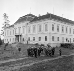 Magyarország, Vassurány, Schilson-kastély, ekkor iskola, óvoda, kultúrház., 1963, Bojár Sándor, Fortepan #178217