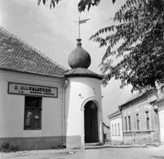 Magyarország, Vác, Szentháromság tér, jobbra a Fürdő utca., 1960, Bojár Sándor, utcakép, épület, Fortepan #178225