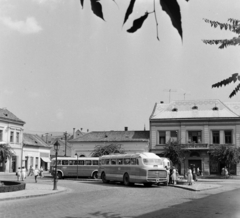 Magyarország, Vác, Március 15. tér, szemben a Széchenyi utca., 1960, Bojár Sándor, autóbusz, Ikarus-márka, épület, Fortepan #178226