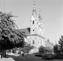 Magyarország, Vác, Köztársaság út a Piarista (Juhász Gyula) utca sarkán a Szent Anna piarista-templom, mellette a rendház., 1960, Bojár Sándor, AWZ P70 Zwickau, torony, templom, automobil, Fortepan #178230