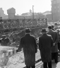 Magyarország, Budapest V., Astoria kereszteződés, az aluljáró építésénél felhasznált Zagyva híd. Háttérben a Rákóczi út - Múzeum körút határolta területen a metróépítés felvonótornya., 1963, Bojár Sándor, Budapest, Fortepan #178271