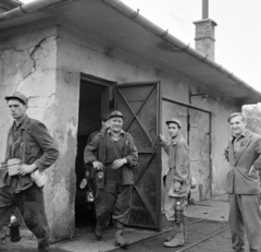 Magyarország, Tatabánya, műszakból érkező bányászok a Tatabányai Bányák Vállalat XV-ös aknájánál, ma skanzen., 1964, Bojár Sándor, Fortepan #178276