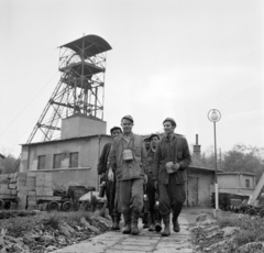 Magyarország, Tatabánya, műszakból érkező bányászok a Tatabányai Bányák Vállalat XV-ös aknájánál, ma skanzen., 1964, Bojár Sándor, bányászat, Fortepan #178277