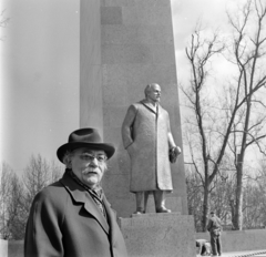 Magyarország, Budapest XIV., Ötvenhatosok tere (Felvonulási tér), Pátzay Pál Lenin szobrának felállítása., 1965, Bojár Sándor, Budapest, Lenin-ábrázolás, Fortepan #178303