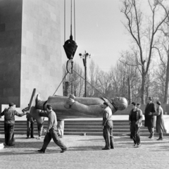 Magyarország, Budapest XIV., Ötvenhatosok tere (Felvonulási tér), Pátzay Pál Lenin szobrának felállítása., 1965, Bojár Sándor, Budapest, Lenin-ábrázolás, daru, Fortepan #178304