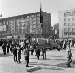 Magyarország, Budapest XIV., Ötvenhatosok tere (Felvonulási tér), Pátzay Pál Lenin szobrának felállítása., 1965, Bojár Sándor, Budapest, szobor, Lenin-ábrázolás, Fortepan #178305