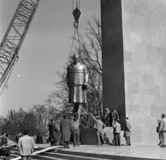 Magyarország, Budapest XIV., Ötvenhatosok tere (Felvonulási tér), Pátzay Pál Lenin szobrának felállítása., 1965, Bojár Sándor, Budapest, Fortepan #178309