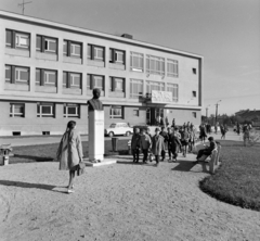 Magyarország, Szombathely, Fürst Sándor (később Neumann János) Általános Iskola, előtte Fürst Sándor mellszobra (id. Kalló Viktor, 1958.), jobbra a Bocskai István (Landler Jenő) körút., 1965, Bojár Sándor, iskola, szobor, Fortepan #178355