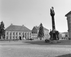 Magyarország, Szombathely, Mindszenty József (Templom) tér, Szentháromság-szobor. Balra Szily János püspök szobra mögött az Eölbey-ház (nagypréposti palota, ekkor zeneiskola), jobbra a Berzsenyi Dániel tér., 1965, Bojár Sándor, szobor, Fortepan #178359