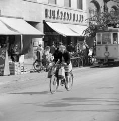 Magyarország, Szombathely, Fő (Köztársaság) tér 17. számú ház., 1965, Bojár Sándor, villamos, neon felirat, kerékpár, kerékpár tároló, Fortepan #178368