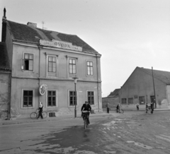 Magyarország, Szombathely, Thököly Imre utca, szemben a Rákóczi Ferenc utca torkolata., 1965, Bojár Sándor, kerékpár, óvoda, Fortepan #178372