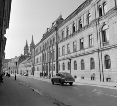 Magyarország, Szombathely, Szily János (Alkotmány) utca, jobbra a Szombathelyi Törvényszék épülete. Háttérben a Székesegyház tornyai., 1965, Bojár Sándor, Fortepan #178387