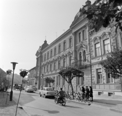 Magyarország, Szombathely, Kőszegi utca, szemben a Városi Tanács épülete., 1965, Bojár Sándor, kerékpár, kerékpár tároló, motorkerékpár, Fortepan #178388