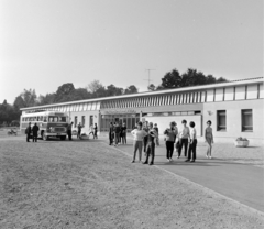 Magyarország, Szombathely, Jégpince út 1., Turistaszálló., 1965, Bojár Sándor, autóbusz, neon felirat, Fortepan #178390