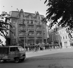 Magyarország, Szombathely, Széll Kálmán (Savaria) utca - Király (Bajcsy-Zsilinszky) utca sarok, szemben a Savaria Nagyszálló., 1965, Bojár Sándor, Zuk-márka, neon lámpa, neon felirat, kerékpár, Fortepan #178409