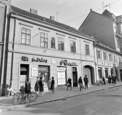 Magyarország, Szombathely, Fő (Köztársaság) tér 27. számú ház., 1965, Bojár Sándor, neon felirat, szoborfülke, kerékpár, Fortepan #178412