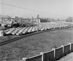 Magyarország, Budapest XXI., Csepel, a Merkur Személygépkocsi Értékesítő Vállalat telepe egy HÉV szerelvényből nézve., 1966, Bojár Sándor, Budapest, Fortepan #178430