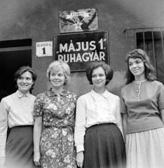 Magyarország, Budapest VIII., Elnök utca 1., a Május 1. Ruhagyár előtt. Észt vendégek a tallinni Baltika Ruhagyárból., 1967, Bojár Sándor, Budapest, Fortepan #178438