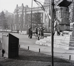 Magyarország, Budapest V., Szabadság tér, Ereklyés Országzászló talapzata, zászlófelvonás., 1939, Kotnyek Antal, zászló, emlékmű, cserkész, talapzat, Budapest, zászlófelvonás, Fortepan #17844