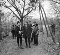 Hungary, Lakitelek, Tőserdő, a vadászkastély parkja. Előtérben Madaras József, Kozák András színművészek, Jancsó Miklós rendező, háttérben Jacques Charrier francia színművész. A felvétel a Sirokkó című magyar-francia koprodukciós film forgatásán készült., 1969, Bojár Sándor, filming, Fortepan #178443