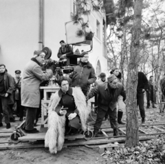 Hungary, Lakitelek, Tőserdő, háttérben a vadászkastély. Előtérben Jacques Charrier francia színművész, a kameránál Langmár Béla segédoperatőr. A felvétel Jancsó Miklós Sirokkó című, magyar-francia koprodukciós filmjének forgatásán készült., 1969, Bojár Sándor, movie camera, filming, camera track, camera dolly, Fortepan #178444