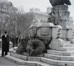 Magyarország, Budapest V., Szabadság tér, Ereklyés Országzászló talapzata., 1939, Kotnyek Antal, emlékmű, koszorú, talapzat, őrség, Budapest, Fortepan #17845